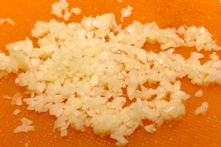 Chopped garlic is the basis for an infusion that eliminates parasites