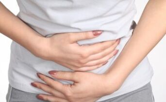 Pain in the abdomen is one of the first symptoms of worm infection. 