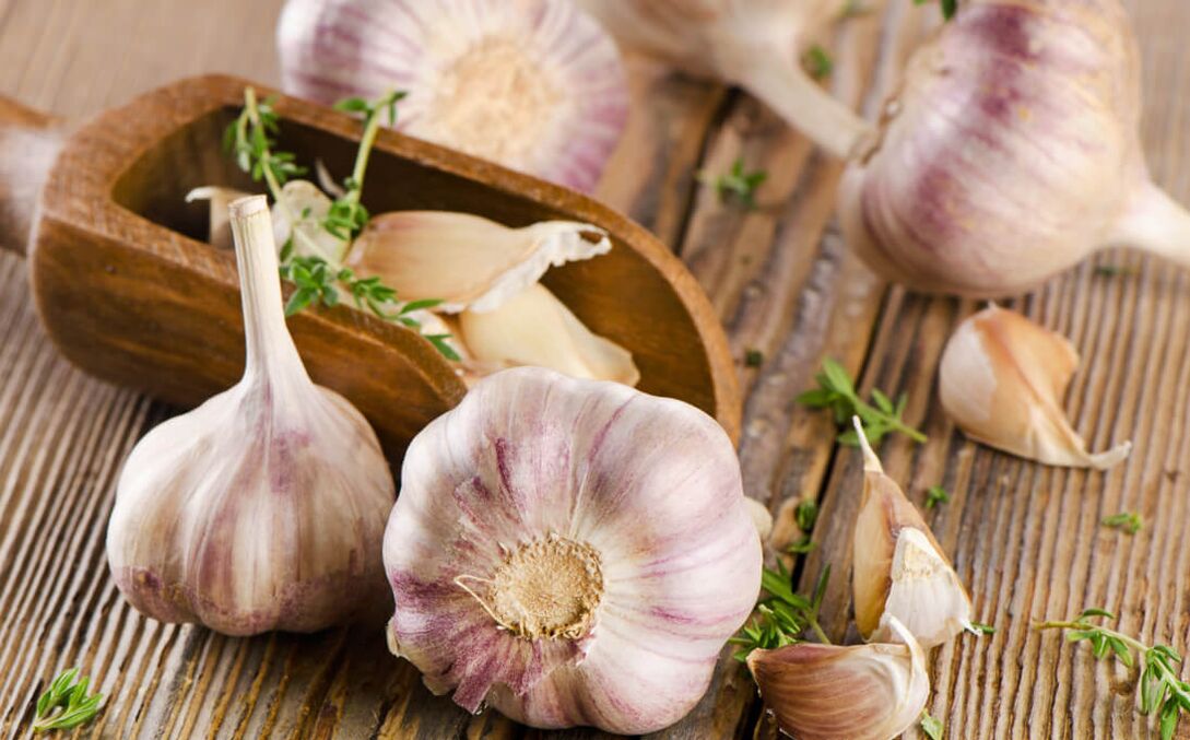 Garlic is one of the best folk remedies against worms in children and adults. 